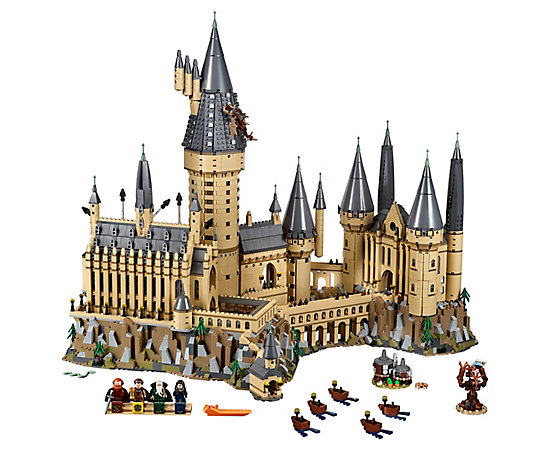 71043 LEGO Hogwarts Front with extras